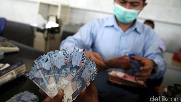 Petugas mengecek kondisi uang rusak yang ditukarkan oleh warga di Bank Indonesia, Jakarta, Senin (6/6). BI meminta masyarakat agar menukarkan uang yang sudah tidak layar edar dengan uang baru sehingga uang yang beredar di masyarakat berkualitas tinggi dengan syarat, uang asli, masih tersisa minimal 2/3 bagian dari bentuk uang tersebut dan masih terdapat nomor seri. Agung Pambudhy/detikcom.