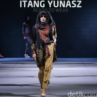 Itang yunasz Sawung Galing Muslim Fashion Festival 2016 at Plaza Selatan. Istora Senayan. Jakarta. [Foto: Mohammad Abduh/Wolipop]