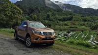Nissan Navara dengan latar belakang Gunung Sibayak. Ist/Nissan.