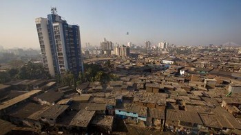 Dharavi disebut sebut sebagai permukiman kumuh terbesar di Asia, bahkan dunia. Diestimasi ada sekitar 700 ribu sampai sejuta orang tinggal di sini. Foto: Getty Images