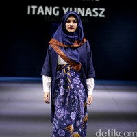Itang yunasz Sawung Galing Muslim Fashion Festival 2016 at Plaza Selatan. Istora Senayan. Jakarta. [Foto: Mohammad Abduh/Wolipop]