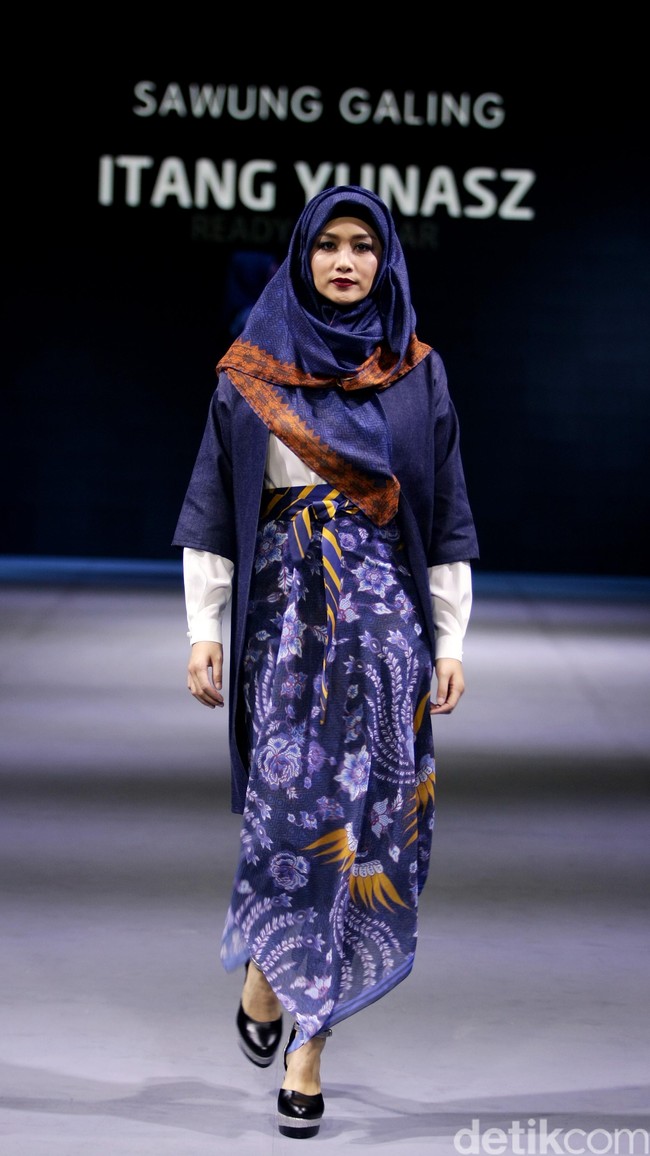 Itang yunasz Sawung Galing Muslim Fashion Festival 2016 at Plaza Selatan. Istora Senayan. Jakarta. [Foto: Mohammad Abduh/Wolipop]