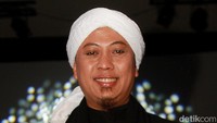 Album tersebut berisi 10 lagu yang disebut hasil perenungan Opick selama setahun kemarin. Pool/Gus Mun/detikFoto.