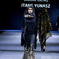 Itang yunasz Sawung Galing Muslim Fashion Festival 2016 at Plaza Selatan. Istora Senayan. Jakarta. [Foto: Mohammad Abduh/Wolipop]