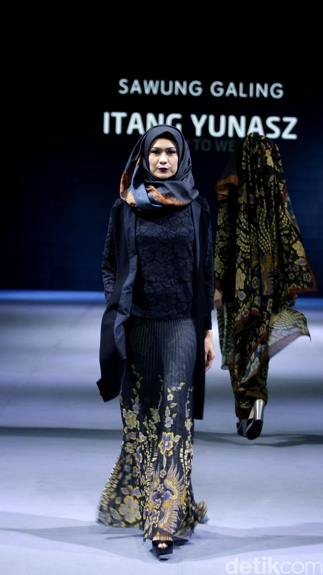 Itang yunasz Sawung Galing Muslim Fashion Festival 2016 at Plaza Selatan. Istora Senayan. Jakarta. [Foto: Mohammad Abduh/Wolipop]