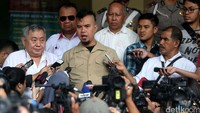 Dhani juga menyoal mengapa tronton berikut mobil Jeep, mobil APV dan mobil boks berisi sound system sampai harus dibawa polisi ke Polda Metro Jaya pada Kamis (2/6) dini hari lalu.