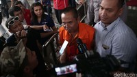 Safri Syafei keluar gedung KPK dengan pengawalan.