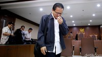 Sejak mulai sidang hingga selesai, Bobby Mamahit lebih banyak menundukan kepala dan menghindari sorotan kamera. Ia didakwa menerima suap dalam proyek pembangunan Balai Pendidikan dan Pelatihan Ilmu Pelayaran (BP2IP) Sorong Tahap III tahun 2011.