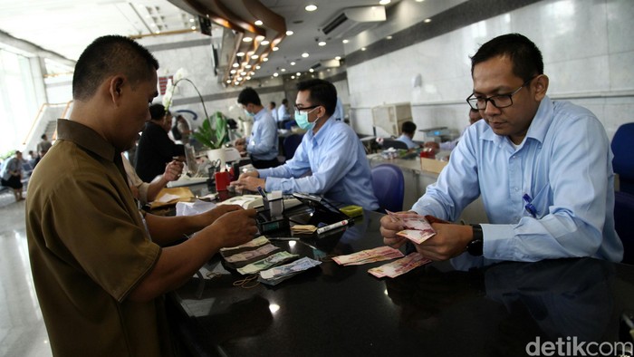 Petugas mengecek kondisi uang rusak yang ditukarkan oleh warga di Bank Indonesia, Jakarta, Senin (6/6). BI meminta masyarakat agar menukarkan uang yang sudah tidak layar edar dengan uang baru sehingga uang yang beredar di masyarakat berkualitas tinggi dengan syarat, uang asli, masih tersisa minimal 2/3 bagian dari bentuk uang tersebut dan masih terdapat nomor seri. Agung Pambudhy/detikcom.