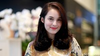 Senyum manis bintang film Rudy Habibie itu selalu membuat para pria menoleh kepadanya.