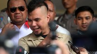 Ya yang dipermasalahkan adalah kenapa itu bisa terjadi? Terus saya juga mau tanya siapa yang melarang kita aktivitis untuk berdemo di depan KPK. Kenapa itu bisa terjadi, gitu kan. Kenapa kita mengalami kesulitan demo di KPK, kata Dhani.