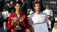 Djokovic (kiri) menjadi juara setelah mengalahkan Murray (kanan) di Roland Garros Stadium, Minggu (5/6/2016) malam WIB. Jacky Naegelen/Reuters/detikFoto.