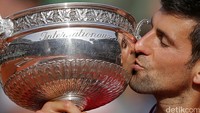 Djokovic mencium trofi Prancis Terbuka 2016. Gonzalo/Reuters/detikFoto.