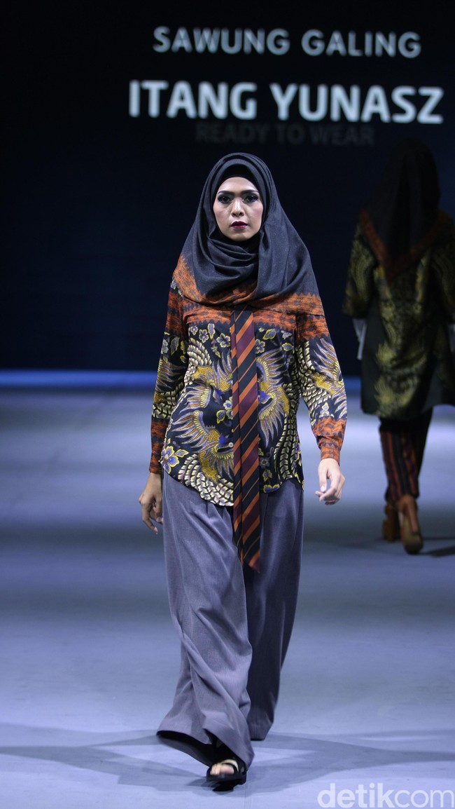 Itang yunasz Sawung Galing Muslim Fashion Festival 2016 at Plaza Selatan. Istora Senayan. Jakarta. [Foto: Mohammad Abduh/Wolipop]