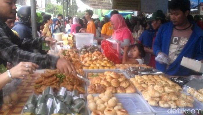 Jelang Buka Puasa, Pedagang Takjil Benhil Panen Rezeki