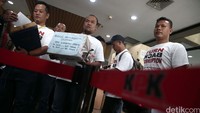 LSM melaporkan dugaan korupsi deposito siluman tahun anggaran 2015 senilai Rp 80 milyar dan tahun anggaran tahun 2014 senilai 60 milyar.