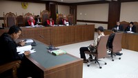 Awang dan Ichsan mengikuti sidang dengan sopan dan kooperatif.