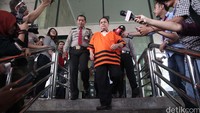 Edy Santoni, sang pemberi suap keluar gedung KPK usai menjalani pemeriksaan.