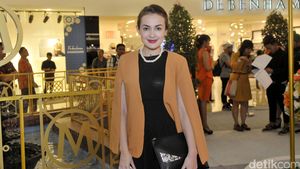Rianti Cartwright yang Selalu Menawan