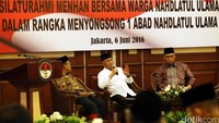 Menhan Ryamizard Ryacudu (tengah) memaparkan pandangannya terkait isu-isu terkini di hadapan tokoh NU, di Kantor Kemhan, Jakarta, Senin (6/6/2016).