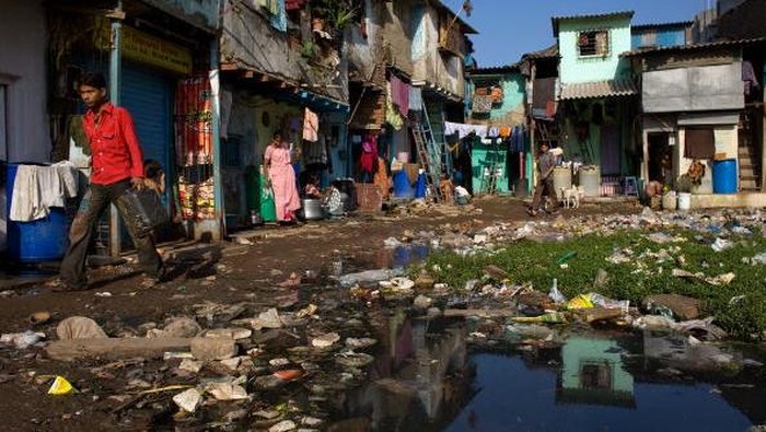 MUMBAI, INDIA - FEBRUARY 03:  Men recycle waste on rooftops in Dharavi slum on February 3, 2009 in Mumbai, India. The re-development of asias largest slum, the Dharavi, spanning over 500 acres and situated in the heart of the worlds third largest city and Indias financial capital, has stalled dur to the global economic financial crisis. The Dharavi slum is the re-cycling super-hub of Mumbai, believed to be host to at least 15,000 single room factories dealing with at least 80 percent of Mumbais plastic recycling as well as other recyclables. (Photo by Daniel Berehulak/Getty Images)