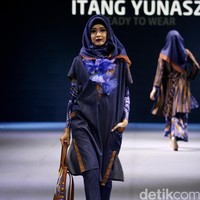Itang yunasz Sawung Galing Muslim Fashion Festival 2016 at Plaza Selatan. Istora Senayan. Jakarta. [Foto: Mohammad Abduh/Wolipop]