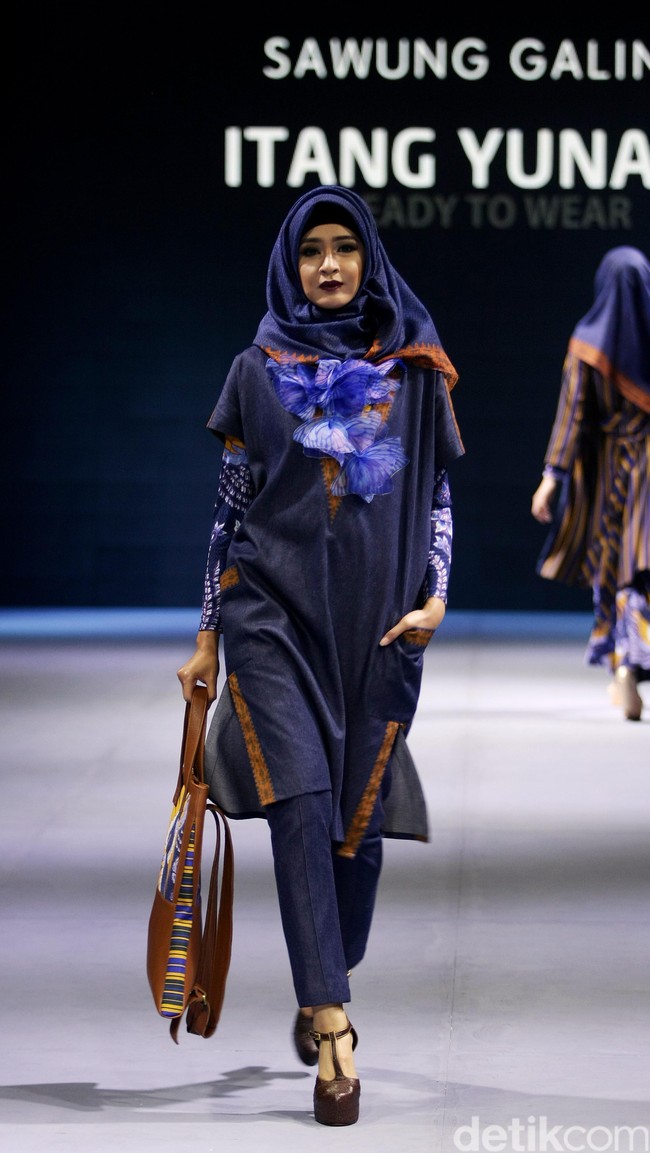 Itang yunasz Sawung Galing Muslim Fashion Festival 2016 at Plaza Selatan. Istora Senayan. Jakarta. [Foto: Mohammad Abduh/Wolipop]