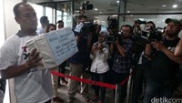 LSM Solidariras Nasional Anti Korupsi dan Anti Makelar kasus melaporkan dugaan korupsi ke gedung KPK, Jakarta, Senin (6/6/2016).