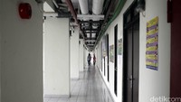 Rusun ini dilengkapi dengan fasilitas lift dan tangga.
