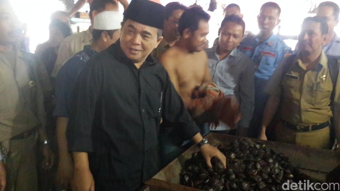 Cek Harga Bahan Kebutuhan di Pasar, Akom Borong Jengkol