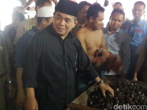 Cek Harga Bahan Kebutuhan di Pasar, Akom Borong Jengkol