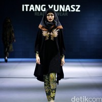 Itang yunasz Sawung Galing Muslim Fashion Festival 2016 at Plaza Selatan. Istora Senayan. Jakarta. [Foto: Mohammad Abduh/Wolipop]