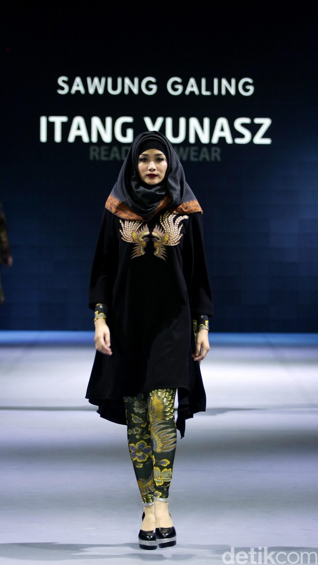 Itang yunasz Sawung Galing Muslim Fashion Festival 2016 at Plaza Selatan. Istora Senayan. Jakarta. [Foto: Mohammad Abduh/Wolipop]