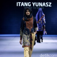 Itang yunasz Sawung Galing Muslim Fashion Festival 2016 at Plaza Selatan. Istora Senayan. Jakarta. [Foto: Mohammad Abduh/Wolipop]