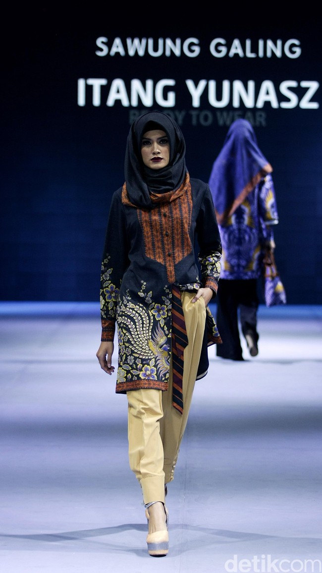 Itang yunasz Sawung Galing Muslim Fashion Festival 2016 at Plaza Selatan. Istora Senayan. Jakarta. [Foto: Mohammad Abduh/Wolipop]