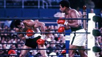 Muhammad Ali (kanan) bertarung dengan Ken Norton (kiri) di Yankee Stadium, New York City, New York pada 28 September 1976. Reuters/MSI/File Photo.