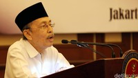 Tokoh NU Ahmad Bagja memberi pandangannya sebelum silaturahmi dan diskusi dimulai.