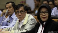 Menteri Hukum dan HAM Yasonna H Laoly didampingi Kepala Badan Pembinaan Hukum Nasional Kemenkumham Enny Nurbaningsih mengikuti Rapat Kerja (Raker) dengan Badan Legislasi (Baleg) DPR di Kompleks Parlemen, Senayan, Jakarta, Senin (6/6/2016).