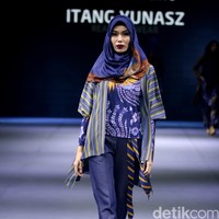 Itang yunasz Sawung Galing Muslim Fashion Festival 2016 at Plaza Selatan. Istora Senayan. Jakarta. [Foto: Mohammad Abduh/Wolipop]