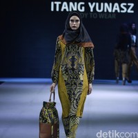 Itang yunasz Sawung Galing Muslim Fashion Festival 2016 at Plaza Selatan. Istora Senayan. Jakarta. [Foto: Mohammad Abduh/Wolipop]