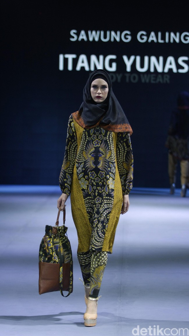 Itang yunasz Sawung Galing Muslim Fashion Festival 2016 at Plaza Selatan. Istora Senayan. Jakarta. [Foto: Mohammad Abduh/Wolipop]
