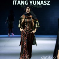Itang yunasz Sawung Galing Muslim Fashion Festival 2016 at Plaza Selatan. Istora Senayan. Jakarta. [Foto: Mohammad Abduh/Wolipop]