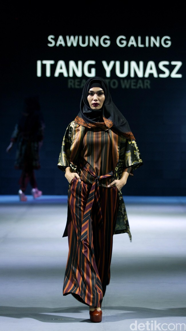 Itang yunasz Sawung Galing Muslim Fashion Festival 2016 at Plaza Selatan. Istora Senayan. Jakarta. [Foto: Mohammad Abduh/Wolipop]