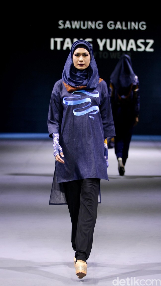 Itang yunasz Sawung Galing Muslim Fashion Festival 2016 at Plaza Selatan. Istora Senayan. Jakarta. [Foto: Mohammad Abduh/Wolipop]