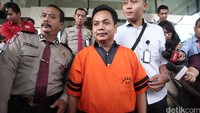 KPK menyangka Janner, Toton, dan Badarudin sebagai pihak penerima suap sebesar Rp 650 juta dari Rp 1 miliar yang dijanjikan oleh Safri dan Edy.