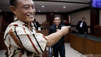 Awang dan Ichsan usai mengikuti sidang pledoi.