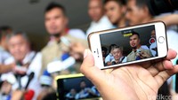 Dhani juga mempertanyakan mengapa ia dan rekan-rekannya dilarang berdemo di depan KPK.