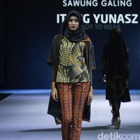 Itang yunasz Sawung Galing Muslim Fashion Festival 2016 at Plaza Selatan. Istora Senayan. Jakarta. [Foto: Mohammad Abduh/Wolipop]