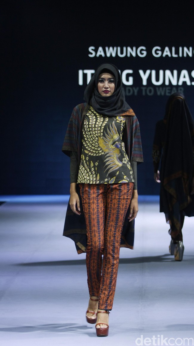 Itang yunasz Sawung Galing Muslim Fashion Festival 2016 at Plaza Selatan. Istora Senayan. Jakarta. [Foto: Mohammad Abduh/Wolipop]