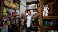 Seorang pedagang merapihkan dagangan di kiosnya di Rusun Rawa Bebek.
